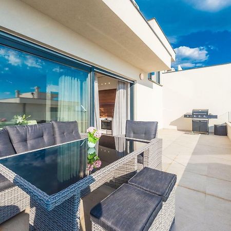 Luxury Penthouse Apartment Мандре Екстериор снимка